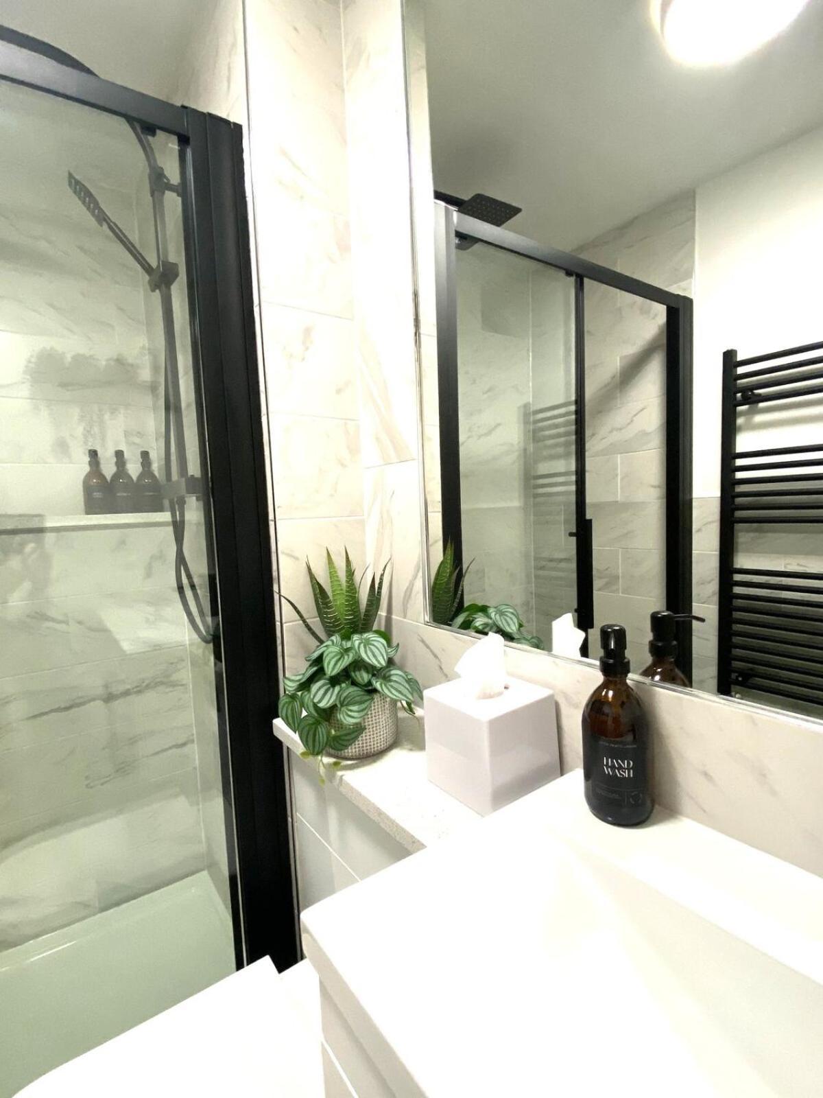 Boutique Chapel Apartment Within City Walls Chester Buitenkant foto