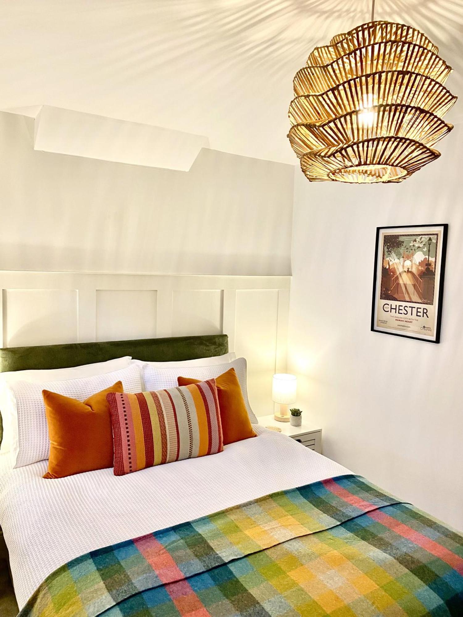 Boutique Chapel Apartment Within City Walls Chester Buitenkant foto