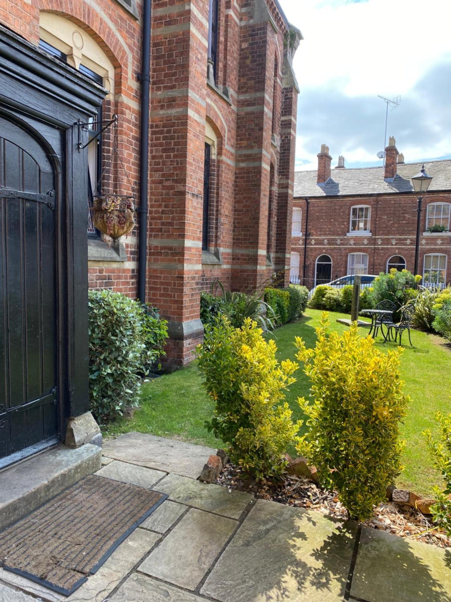 Boutique Chapel Apartment Within City Walls Chester Buitenkant foto